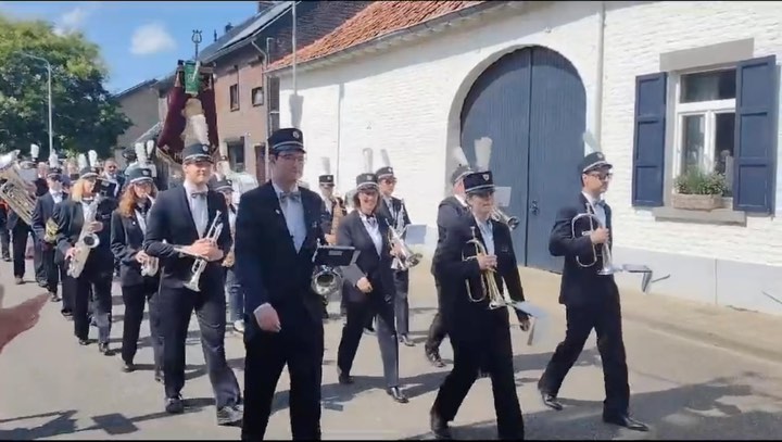 Afgelopen weekend een mooi bondsfeest gevierd van onze Schutterij St.Johannes - St.Clemens Merkelbeek waarin wij als fanfare de genodigden muzikaal naar het Defilé brachten.
Het was een mooi weekend!
