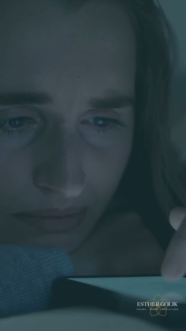 Wenn du dich fragst, warum alle anderen Mamas es scheinbar besser hinbekommen…
…dann möchte ich dich heute liebevoll erinnern:
Du siehst vielleicht ihre Bilder – aber nicht ihr Innenleben.
Du spürst dein Chaos – aber nicht, wie viel du jeden Tag schaffst.
Ich hab das auch gedacht:
Warum kann ich nicht so geduldig sein wie sie? Warum ist bei uns immer laut, wild, zu viel?
Und weißt du was?
Weil ich nicht SIE bin.
Sondern ICH.
Und unser Alltag ist nicht perfekt. Aber echt. Und echt reicht.
💡 Was dahinter steckt:
Dein Gehirn scannt ständig: Bin ich gut genug? Bin ich sicher?
Und im Vergleich mit anderen wirkt dein Alltag oft „zu viel“.
Aber das liegt nicht an dir – sondern an dem Druck, den du dir still machst.
💬 Warum das wichtig ist:
Weil du dich im Chaos verlierst, wenn du dich an unrealistischen Bildern misst.
Weil du dich kleiner machst, als du bist – obwohl du jeden Tag so viel hältst.
Und weil DU die Mama bist, die dein Kind braucht. Nicht sie.
🌿 Wie du wieder zu dir findest:
„Duft-Stopp für den Vergleichs-Modus“ – 60-Sekunden-Übung
🪻 Was du brauchst:
– 1 ätherisches Öl wie dein Lieblings-Zitrusöl oder Lavendel
– Ein Tuch
1. Gib 1 Tropfen Öl auf das Tuch.
2. Halte es 10 cm vor dein Gesicht.
3. Schließe die Augen.
4. Atme tief ein – 4 Sekunden
Halte – 2 Sekunden
Atme langsam aus – 6 Sekunden
5. Wiederhole 3x und sag innerlich:
„Ich bin da. Ich bin genug. Unser Chaos ist echt – und das zählt.“
✨ Warum das wirkt:
Der Duft wirkt direkt auf dein emotionales Zentrum im Gehirn.
Er holt dich raus aus dem Bewertungskreislauf – und zurück in den Moment.
Kurz: Statt dich zu vergleichen, spürst du dich wieder.
🤍 Du brauchst keinen perfekten Alltag.
Nur einen echten. Und der darf laut, liebevoll und unperfekt sein.
💬 Hast du dich heute schon mit jemandem verglichen? Was würdest du dir in diesem Moment lieber sagen? Schreib’s in die Kommentare – vielleicht braucht es noch eine andere Mama.
🔖 Speichere dir diesen Post für deine nächste „Warum-krieg-ich-das-nicht-hin”-Gedankenspirale.
#Entspannung #Achtsamkeit #Selbstfürsorge #Energie #Kreativität #InnererFrieden