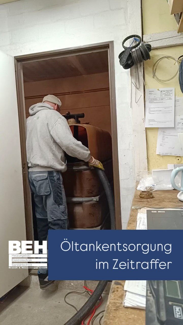 Arbeit im Zeitraffer ⏩ Hier könnt Ihr noch mal das Team von Siewert+Söhne aus Norderstedt live in Aktion beobachten. Natürlich platze Alina für Social Media auch ständig dazwischen 😂!
#teambeh #öl #tank #entsorgung #shk #handwerk