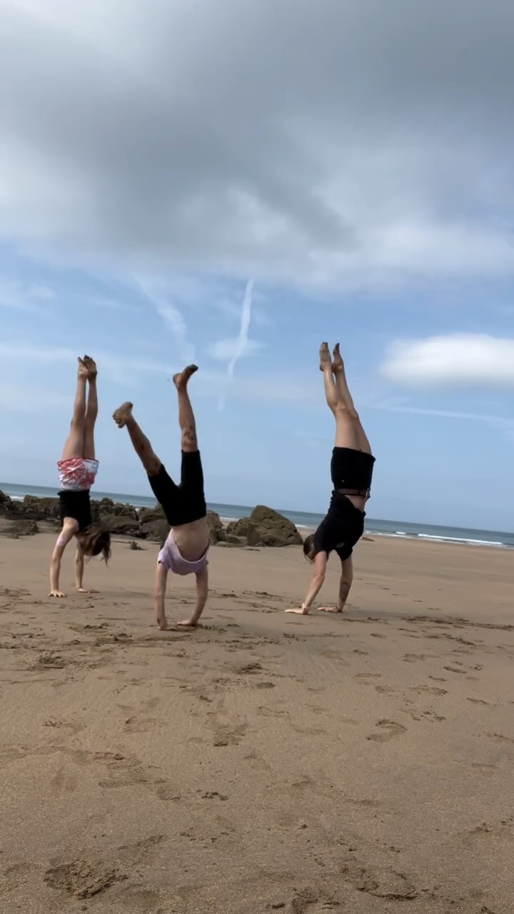 Bude Adventures 🌊
Would definitely recommend @eastthorne for a family stay 👍🏻 hot tubs, fire pits, feeding farm animals and plenty of safe space for them to play and run around!
If you head to #northcottmouth and walk along you’ll find the nicest beach!! Quick stop at @sipandseacornwall for coffee and cake too 😉