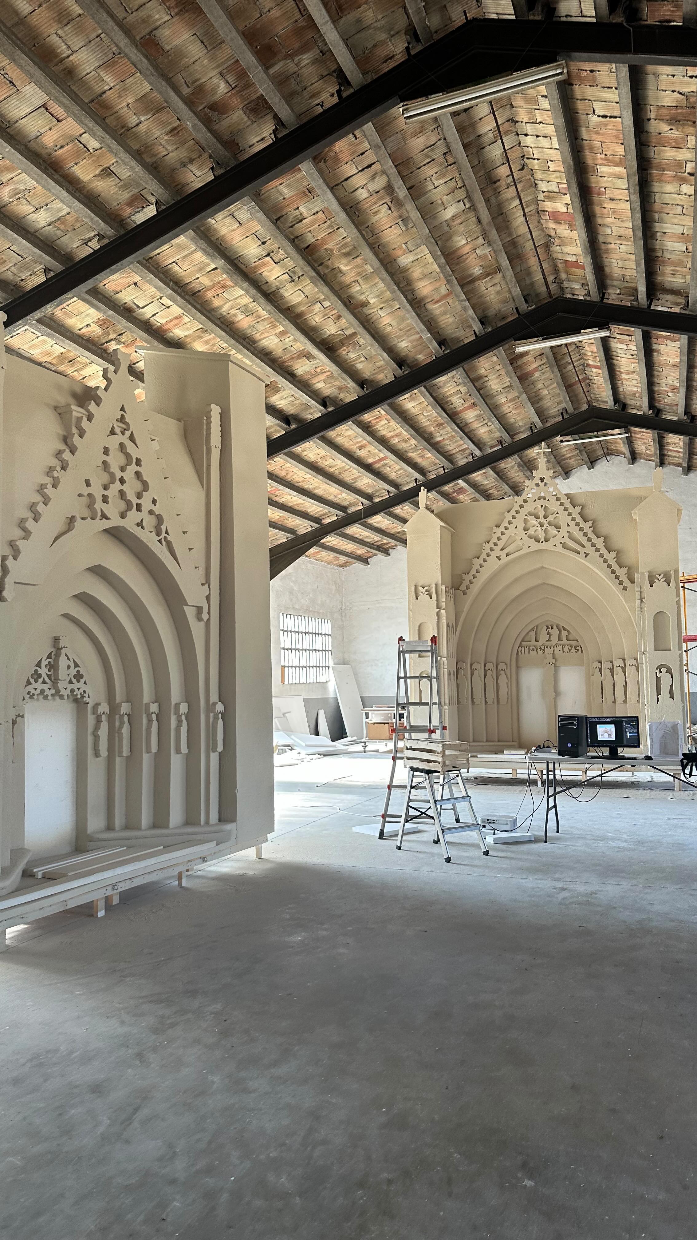 Bon Sexenni! 🥳
Avui compartim amb vosaltres el treball realitzat amb els veïns i veïnes del Carrer Verge del Pilar de Morella. Vam partir del plànols de les Portes dels Apòstols i les Verges de l’Església Arxiprestal de Morella per a crear dos maquetes a escala que per la nit s’il•luminen amb la textura real de les portes. El Sexenni engalana la ciutat de Morella, encara esteu a temps de veure el fantàstics treballs que omplen els carrers de la ciutat per rebre a la Verge de Vallivana com cada sis anys! 💐
•
#sexenni #morella #elsports #elsportsesautentic #vas #virtuarchstudio #flors #maqueta #iglesia #restauracion #patrimonio #heritage #church #3dscanning #photography #photogammetry #lighting #proyeccion #projections #fotogrametria #arquitetura #architecture