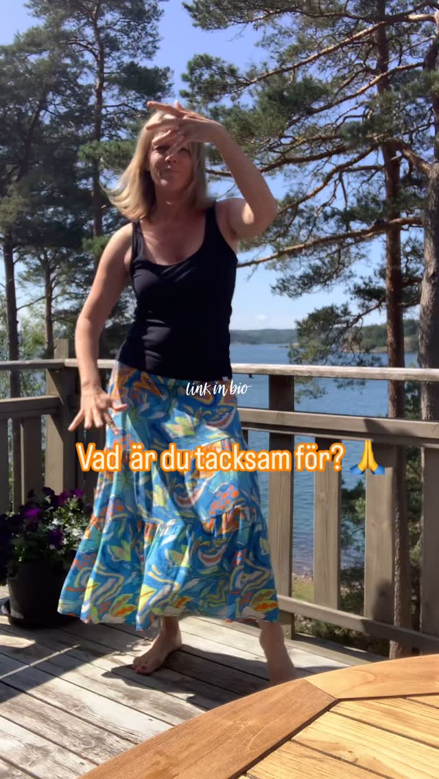 ”Emelie lagar mat från alla världens länder - dansar och ritar cirklar med sina händer”. Så presenterades jag i en bordsplacering på ett bröllop för snart 25 år sedan. ”
Jag älskar att dansa. När jag bodde i Australien hade jag en bästa vän, Monika, som jag gick ut tillsammans med nästan varje kväll bara för glädjen i att dansa tillsammans. Jag återupptäckte nyligen den glädjen på ett bröllop och tänkte - jag måste dansa mer! Jag har alltid rört mina armar mycket när jag dansat - därav ”ritar cirklar med sina händer”.
I sommar går jag en kurs för att bli instruktör i Sensing Yoga hos @sensingyoga.se - och jag är så tacksam över att jag hittat till Sensing och naturliga rörelser på kroppens villkor. Flödande, spiralande, expanderande. Det är så mycket i kursen som landar mjukt i mig, knyter an till det jag älskar med det läkande skrivandet och expanderar min kunskap och det som är sant för mig. I kursen arbetar vi mycket med armspiraler - det jag alltid har gjort när jag dansat.
Everything moves in circles sägs det ibland, men jag tänker att det snarare är spiraler. Cirkeln sluts inte på samma ställe, vi expanderar alltid, tar med oss ny kunskap, växer, utvecklas. När hjälten i Joseph Campbells modell återvänder till den ”vanliga” världen har han eller hon genom sina prövningar förändrats, utvecklats och återfötts som en ny person, med ny visdom och delar med sig av den gåvan till världen.
Tänk så mycket som rör sig i spiraler som expanderar. Naturens cykler, årstiderna, vår inre utveckling, galaxer, vårt DNA, fascian, livet. Jag fascineras av fascian. Jag fascineras av livet. Tacksam över det jag har varit med om i livet som format och omformat mig.
Vilka förändringar som du har gått igenom är du tacksam över? På nästa digitala workshop nu på tisdag, den 24 juni kl.18.30 kommer vi att skriva och prata mer om tillit, trygghet och tacksamhet. Anmäl dig via länk i bio @storieswithin.se
#läkandeskrivande #expressivtskrivande #storieswithin #tacksamhet #skrivworkshop #skrivkursonline #skrivkurs