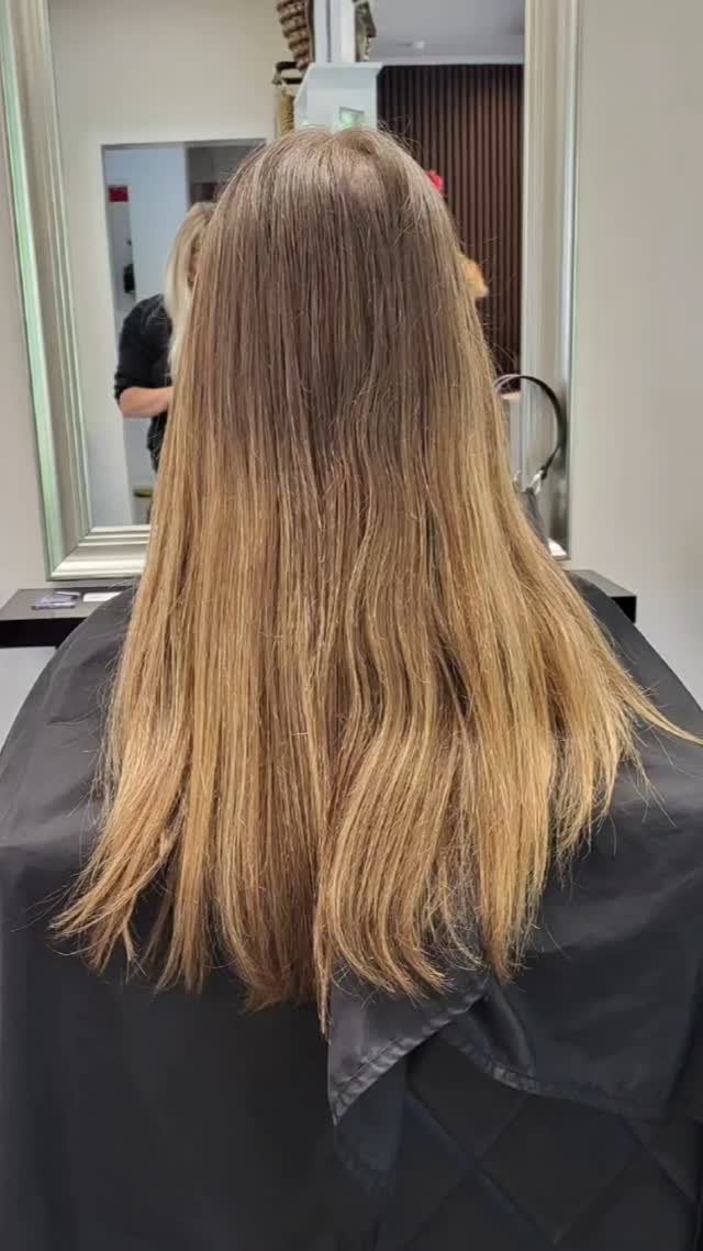 ✨ Farbveränderung von Tonia ✨
Tonia hat bei ihrer Kundin eine wunderschöne Farbveränderung gezaubert – das Ziel: ein helleres und natürlicheres Ergebnis.
Das Haar erstrahlt jetzt in einem frischen, weichen Ton, der perfekt zur Kundin passt. 🌿
Natürlich schön – mit Liebe zum Detail. 💇♀️💕
#beautysalonoldenburg
#haarfarbe #farbveränderung #hairtransformation #blonderefresh #natürlichehaarfarbe #balayagelovers #blondehoals #hellehaarfarbe #frischefarbe #glanzvollefarbe
#friseuroldenburg #friseurinoldenburg
#hairartistoldenburg
#beautysalonoldenburg