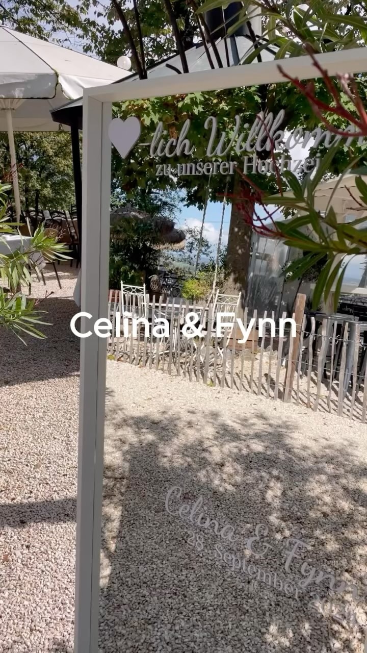 Was für eine Hochzeit! Trotz anfänglichem Regen ☔️ haben Celina & Fynn auf der @heuchelberger_warte die Sonne ☀️ gelockt — und wir konnten ihre Freie Trauung dann doch draußen feiern! 🎉 Diese Location ist einfach der Hammer und der Tag war wunderschön 😍 (bis auf mein klassisches Augen-zu-Foto auf dem letzten Bild — wie immer 😂🙈). Ein riesiges Dankeschön an das fantastische Brautpaar ❤️ und an die wundervolle Sängerin @esther.znk 🎤✨.
#FreieTrauung #HochzeitMitHerz #HeuchelbergerWarte #Stuttgart #HochzeitStuttgart #FreieTrauungStuttgart #WeddingDay #Hochzeitslocation #WeddingMoments #LoveIsInTheAir