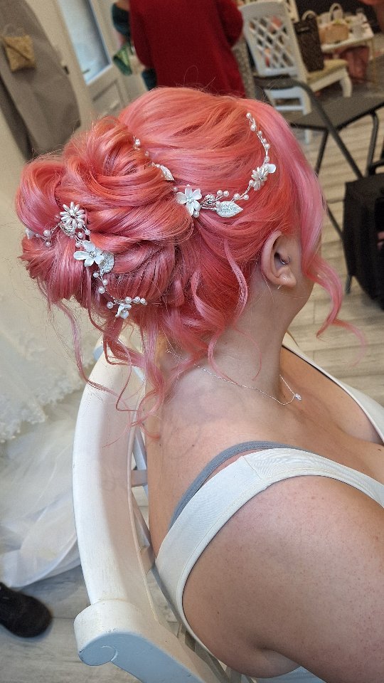 Unsure if extensions could enhance your wedding hair?!
.
Here's 3 examples of how extensions can take your style to the next level!
.
Style 1- Hannah- @cliphairlimited used to create thickness and length and hold a beautiful wave!
Style 2- Jena- @cliphairlimited used to created fullness and structure for an elegant Hollywood wave
Style 3- Santha- @beauty_worksonline used to create fullness and detail in a high bun style
.
If you are unsure if extensions are for you/needed for your style, just drop me a comment below and I'll be happy to assist further, I offer a colour matching service and discounts for your extensions too!
#hairtransformation #beforeandafter #brideswearcliphair #beautyworkshairextensions #hollywoodwave #sussexbridalhair