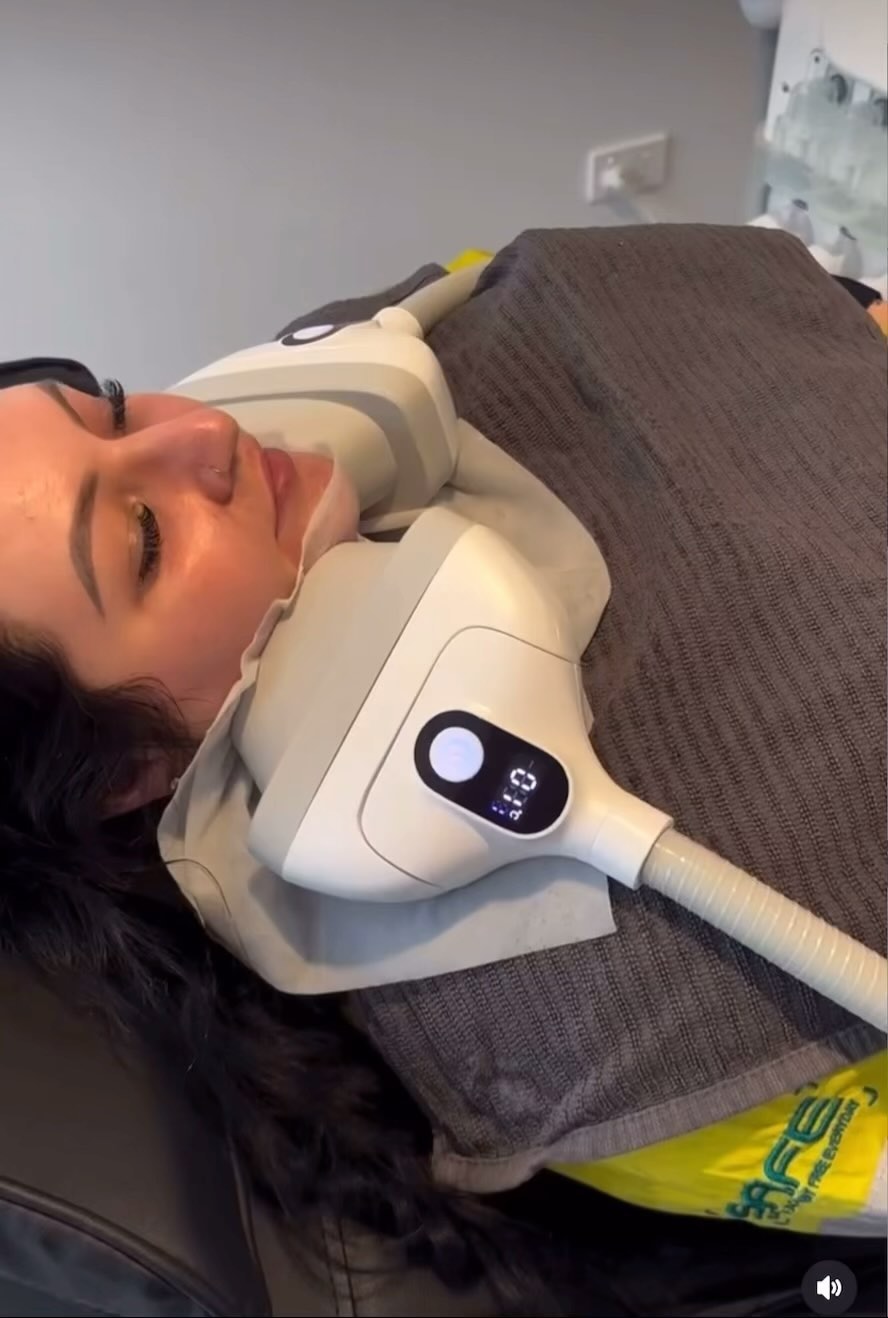 With our new CoolSlimming Ultimate 360ยฐ machine All it takes is 20 mins to reduce the fat cells permanently under your chin by up to 40% per session. This is due to the upgraded 360 Medical Grade Silicone Grip Applicators! โ๏ธ
The FLAT Mini and CURVE Mini applicators are perfect to create that snatched Jaw line!
Contact us now for your closest clinic! ๐๐ฒ