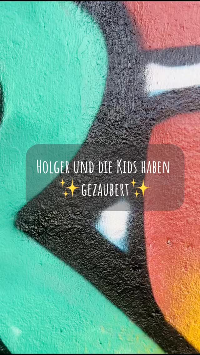 Da wurde unserer traurigen, grauen Litfaßsäule doch mal eben ganz neues Leben eingehaucht 😍✨
Danke Holger @wakeup23666, die Kids sind super stolz auf euer Ergebnis und wir freuen uns sehr über das Kunstwerk auf unserem Grundstück 🥰
#rueckenwindburlage #kinderundjugendhilfe #sichererort #thisisart #kunst #graffiti #jugendhilfe #burlage