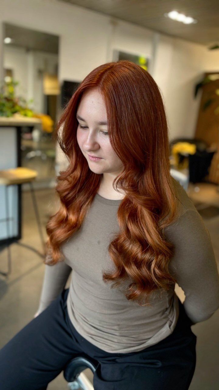 Our @oliwia_bregula was ready for a fresh look!
We created this rich, copper balayage with deep tones and added layers for extra movement—perfect for the fall season!🍁
All done with our signature organic hair colors and products from @owayofficial @owayprofessionalbenelux
Ready for your own seasonal transformation?
Book with us at E Organic Salon, link in bio or send us a DM/whatsapp✨
#ecosalon #japaneseheadspa #scalpcare #balayage #copperbalayage #fallstyle #fallhaircolor #hairtrends #hairinspo #bestsalonnearme #organichaircolor #colorspecialists #kapperindebuurt #denhaagkapper