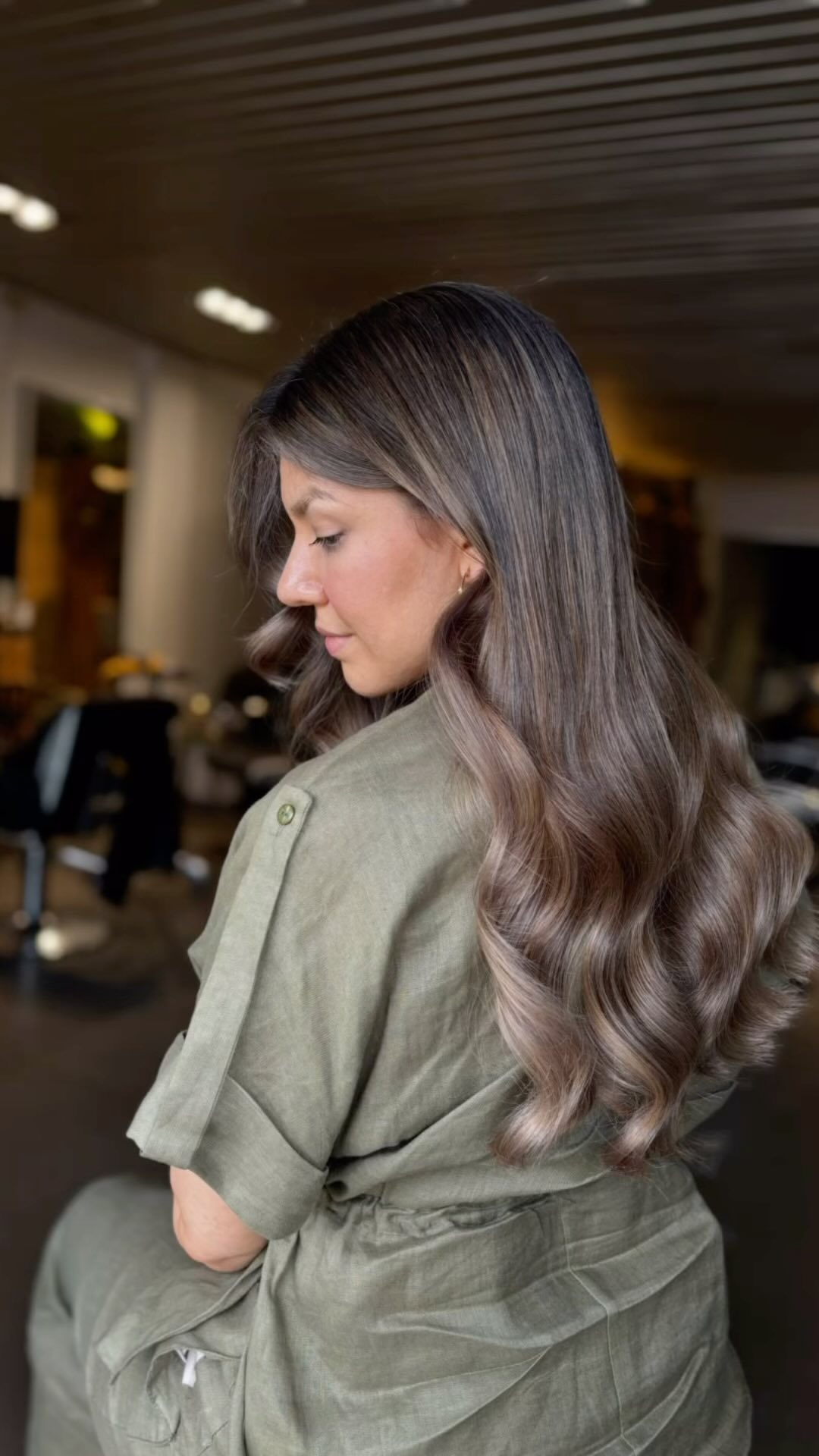 Sunkissed, mushroom balayage for beautiful @saaaarr__ ✨
Do you know that you can grow out our signature balayage easily without being bothered with a harsh/heavy grow out? ✨
Our lovely Sarah had her previous balayage with us 10 months ago!
Keep watching to see how she came in🥰
Book your balayage appointment now with us, link in bio!
#ecosalon #organichaircare #japaneseheadspa #hairinspo #scalpcare #colorspecialist #balayageexpert #bestsalonnearme #lovenaturalhair