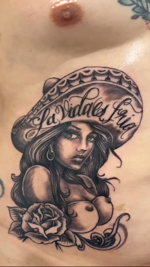 Some work from this week. A beautiful Mexican girl getting cold... lol the text says, "Life is cold,"and her body says it too. This stomach tattoo is not easy on clients, but Juan sat through it well
.
#guapa #chica #chicano #tattoolife #chicanotattoo #capetowntattoo #capetowntattooartist #inkstagram #tattoossofinstagram #capetowntourism #tattoolove #tattooshop #tattooshopsnearme #tattooartistnearme #tattooartistmagazine