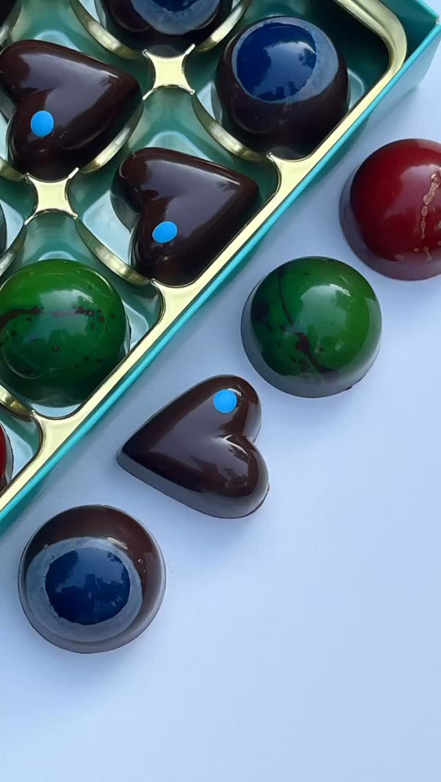 Father’s Day Special 🍾
Celebrating the occasion with our exclusive boozy box!
4 flavours included
- Whisky
- Spiced Rum & Coconut
- Vodka
- Brandy and more to choose from if you want to mix them up with our classic flavours.
Cheers to all the extraordinary Dads 🥂
#fathersday #fathersdaygift #handmadechocolates #finechocolate #handmade #finefood #craftchocolate #artisanchocolate #chocolovers #boozychocolates