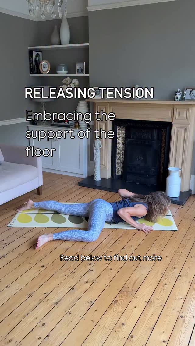My stillness is found in movement.
My meditation in doing.
To melt out the thoughts
and into the rhythm of
the body lifts and dissolves
all that is heavy.
There are thousands of ways
to find freedom.”
@victoriaericksonwriter
✨Seeking the support of the floor✨
Releasing tension with this GENTLE and MINDFUL FLOOR FLOW
. Cobra waves
. Exploring outer hip mobility with the foot lifts
. Supine twist
A supported ways to ease into areas which may feel a little tight/tense as we navigate all that is going on in the 🌍 Also a great warm up flow.
Tag me if you try or even better tag me if you add to this. Let me know where you might take this flow ? 👇
@anniemoore_wellbeing @laurenupsidedownorsideways @jivanaheyman @taraleeyoga @beahappyamy
Code for this beautiful mat from YogiBare LORNAF15
🧘♀️
#movementmedicine #gentleyoga #yogamedicine #movementoptimist #yogaforstress #yogasequence #yogatwists #yogatutorial #yogalondon #creativemovement