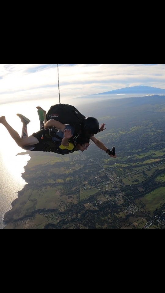 Skydiving over the volcanic landscape of Hawaii 🌋🪂☀️
#skydiving #hawaii #gopro #instagood #instagram #bigislandgravity