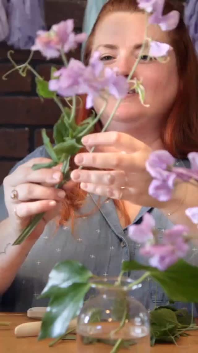 Este 19 de julio no te puedes perder el 2do Encuentro de Floristas.
Descubriremos nuevas variedades de flores, podrás participar en dos seminarios llenos de conocimientos prácticos donde podrás trabajar con flores de exportación y hacer networking con floristas apasionados.
Además, tendrás la oportunidad única de asistir a la Masterclass con Giovy Buyers, Masterflorist de Charlotte.
Este año incluiremos una visita a la finca Bellaflor en puembo el lunes 21 de julio.
Todo esto solo por $75 + iva (incluye almuerzo)
Toda la información que necesitas saber la puedes encontrar en el siguiente link donde también podrás registrarte.
https://segundoencuentrofloristasecuador.framer.website/