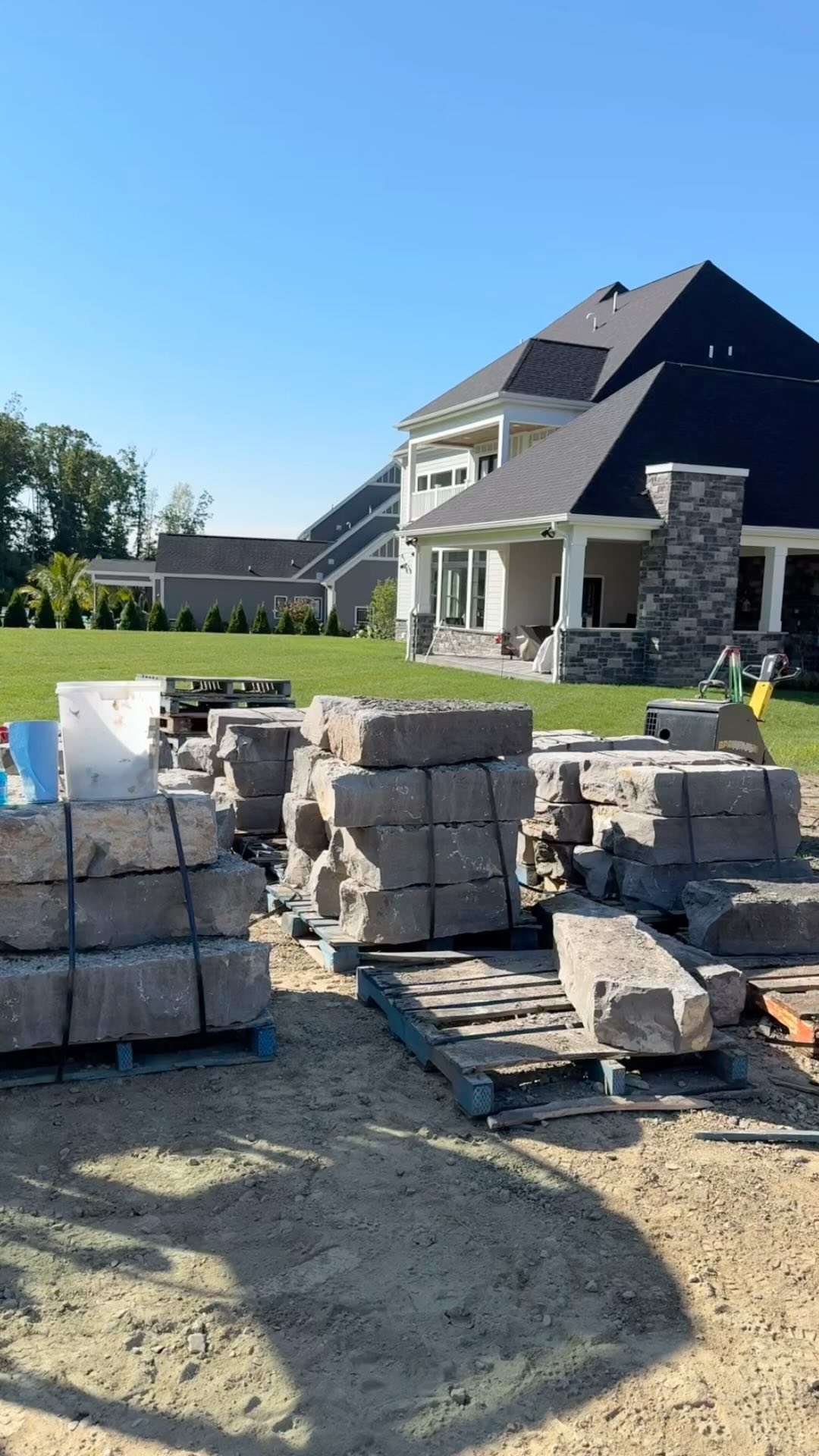Rocking and rolling!!
#boulders #retainingwalls #naturalstone #landscapedesign