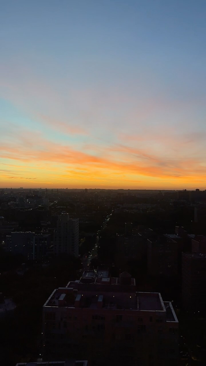 Fall sunrise skies are upon us!
🍃
🍁
🍂
#fortgreenepark #whattodoinbrooklyn #downtownbrooklyn #brooklynproperties #fallinbrooklyn #timelapse #sunrisephotography