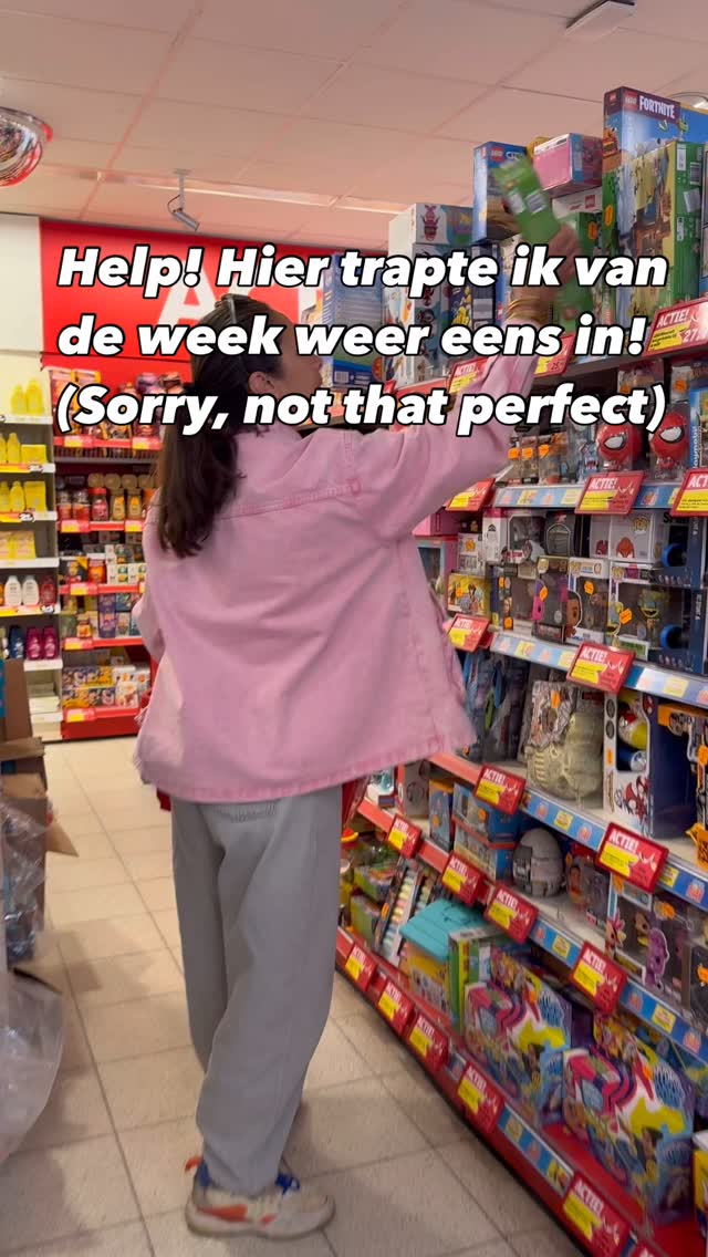 De kruidvat is een danger-zone. Je komt voor watjes en gaat weg met lego.
En dat voor een doelgerichte shopper als ik!
Maar ik begrijp door mijn kruidvat zwakte dat het moeilijk is om goede deals af te slaan. Offline of online.
Acties, uitverkoop en bulkaanbiedingen zijn een van de oorzaken dat de instroom van spullen groter is dan de uitstroom.
En als je niet voldoende opbergruimte hebt voor bulkaankopen dan wordt de goeie deal al snel een deal breaker in je huis.
Zo vaak heb ik met klanten oude ongebruikte producten moeten weggooien…
Het kost je niet alleen geld, maar vooral energie om al deze extra producten te managen.
Een bijkomend effect zijn ‘schuldgevoelens’.
Je hebt het gekocht dus zomaar wegdoen kan niet.
Voordat je een aanbieding koopt,
Vraag jezelf af of het echt een goede deal is die bijdraagt aan de kwaliteit van je leven.
Heb je het echt nodig?
Gebruik je er zo veel van dat het nodig is om op voorraad te hebben?
Heb je een specifiek iemand in gedachte aan wie je het wilt geven en wanneer?
Ben je hier al tijden naar op zoek?
….of zijn het impulsaankopen?
Ben benieuwd hoe jij hier in staat. Deel het met me in de comments ⬇️
#opruimcoach #spullenloslaten #overzicht #rust #opgeruimdhuisenhoofd #kruidvat #kortingen