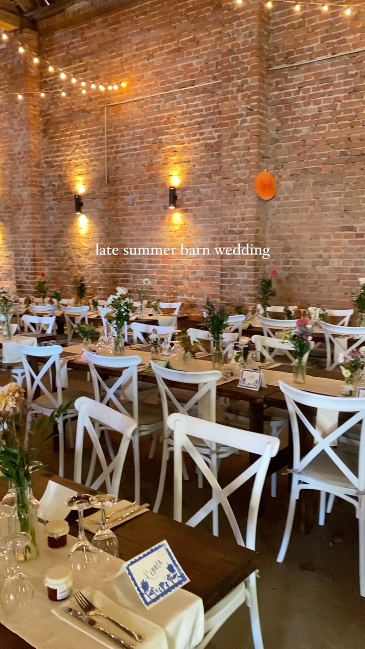 Unsere letzte Hochzeit der Saison 2024 war ganz besonders … 🧡 International und sehr familiär.
Unser Pärchen, wohnhaft in den USA, die Braut aus Deutschland und der Bräutigam Amerikaner mit deutschen Wurzeln. 🇺🇸 Gefeiert wurde auf dem Hof der Brauteltern, welche in liebevoller Arbeit, die alte Scheune zu einer traumhaften Feierlocation renoviert haben. 🌾 Viele der Gäste eingeflogen aus Amerika - einfach nur WOW!
Danke für euer Vertrauen, S&A 🧡