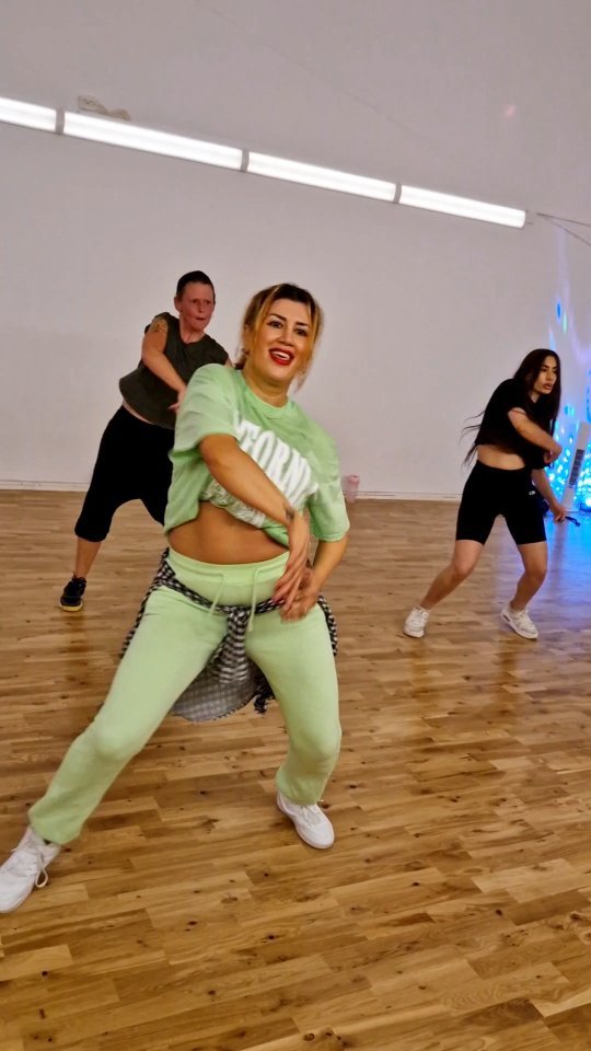 🔥 På måndagar tränar vår Reggaeton dansgrupp under ledning av Pishi 😍 De kommer att avsluta terminen med att performa en superhärlig show som ni alla är bjudna till!
@pishi.dance#Reggaeton #stockholmdc #vasastan