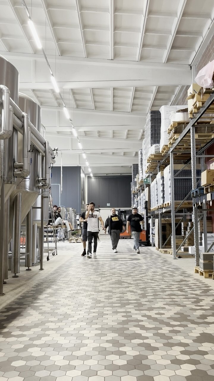 Il muletto va piano, siamo partiti ieri ma dovremmo arrivare in tempo a @eurhop_roma_beer_festival il festival della birra artigianale di Roma che ci ospita ormai da circa svariati anni e portiamo due nuove novità che potrete assaggiare dal 18 al 20 Ottobre
GOSLAR MARASCHE
Stile: Gose - Alc. 4,5% vol.
Variante 2024 della celebre collaborazione con @birrificio_clandestino Birra di frumento leggermente acidula, salata con il più prestigioso sale del mondo, dai delicati profumi di bergamotto ed arricchita con marasche delle nostre colline
Ah NO?
Stile: Alcohol-free Beer - Alc. 0,4% vol.
Ah NO? non vuole essere “solo” una birra analcolica. La ricca luppolatura americana dona sensazioni tropicali, agrumate, minerali e di erba… per una bevuta defaticante ed energetica per ogni momento
#EURHOP #EURHOP2024 #BEVICOMEUNTORO