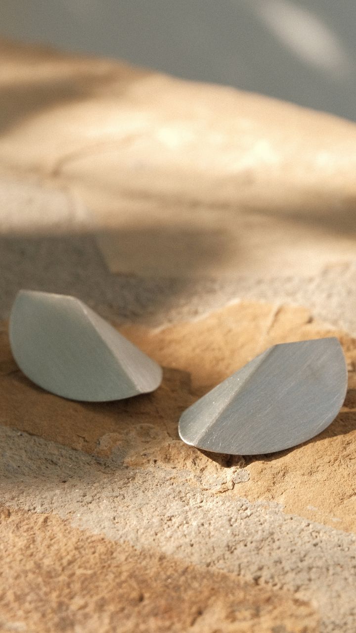 I shared these earrings in my story yesterday and got so many messages about them, so here they are in a video for a closer look!
What I love about these earrings is their simplicity—they’re easy to wear without being boring. After wearing them all summer, I can confidently say they’re a must-have. They add an understated sharpness to any outfit without being too much. Sometimes, you don’t need a complicated, statement piece; just a nice, simple shape can make the strongest impact.
Today’s ‘less is more’ earrings!
You can pre-order via the link on my bio and they will be shipped with the next drop at the end of September.
.
.
.
#earringsoftheday #silverearrings #jewelryoftheday #jewelrylover #jewellery #summerjewelry