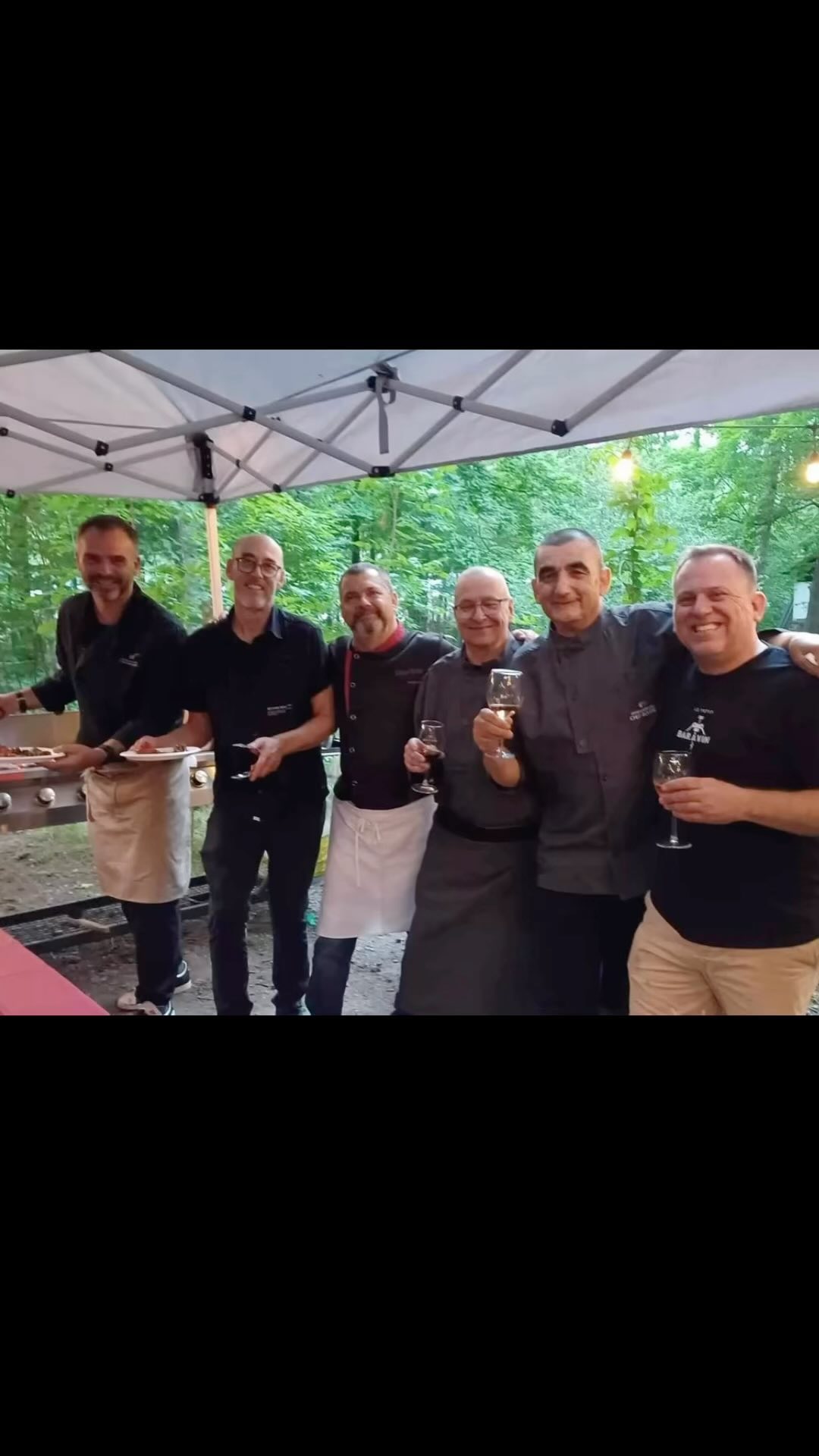 Quelle superbe soirée provençale @petitbaravin le 8 août dernier.
Merci à Chef Serge Rourre et ses amis, le groupe Ardêche, l’équipe du petitbaravin et tous nos convives qui se souviendront longtemps de cette soirée magique !