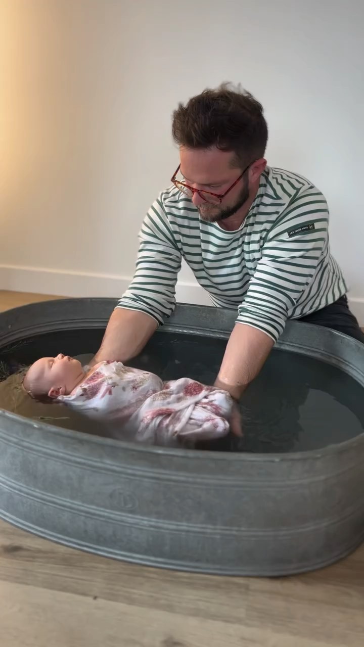 🛁✨ Le Bain Enveloppé : Un Moment de Douceur Uniquement pour vous et bébé ✨🛁
Les papas aussi savent faire. ❤️
Découvrez le bain enveloppé, une expérience unique et apaisante pour bébé, réalisée entièrement par vous, les parents. 🫶🏻
Mon rôle est de vous mettre en confiance, vous guider et vous accompagner et de capturer ce doux moment avec un reportage photo. 📸
Ce moment magique renforce le lien parent-enfant et offre à votre tout-petit une sensation de sécurité et de bien-être, comme dans le ventre de maman.
Avec le bain enveloppé, chaque geste compte : l’eau chaude, la douceur du lange et vos mains aimantes pour apaiser et rassurer bébé. 🤲❤️
Un instant intime et précieux qui aide à calmer les pleurs, favoriser le sommeil et détendre bébé.
‘Un instant qui peut-être capturé par un reportage
photo afin de garder des souvenirs uniques que vous serez heureux de vous remémorer.
Vous l’aurez compris, si vous souhaitez offrir un bain enveloppé avec moi, vous serez pleinement acteur de celui-ci.
De l’enveloppement, au moment de rhabiller bébé. C’est votre moment.
En confiance et avec toutes les clés, vous serez capable de le refaire une fois de retour à la maison. ❤️
Envie de partager un moment unique et plein de tendresse ?
Réservez dès maintenant votre bain enveloppé. 🌿🍼
💌 lecoconiris@gmail.com ou DM
#BainEnveloppé #MomentMagique #ParentBébé #DouceurDeBébé #SoinBébé #LiaisonParentale #Tendresse #SécuritéEtConfort #Reims
#BébéReims #ParentsReims #DouceurBébé #SoinBébé
#BienÊtreBébé #ParentBébé #MomentsMagiques
#SécuritéBébé #TendresseParentale #BainBébé
#NaissanceReims #JeunesParents #ParentsChampagneArdenne #MaternitéReims
#FamilleReims #ApaisementBébé #LiaisonParentale
#photographe #photographereims #photographereimsnaissance #photographereimsfamille #photographereimsbebe