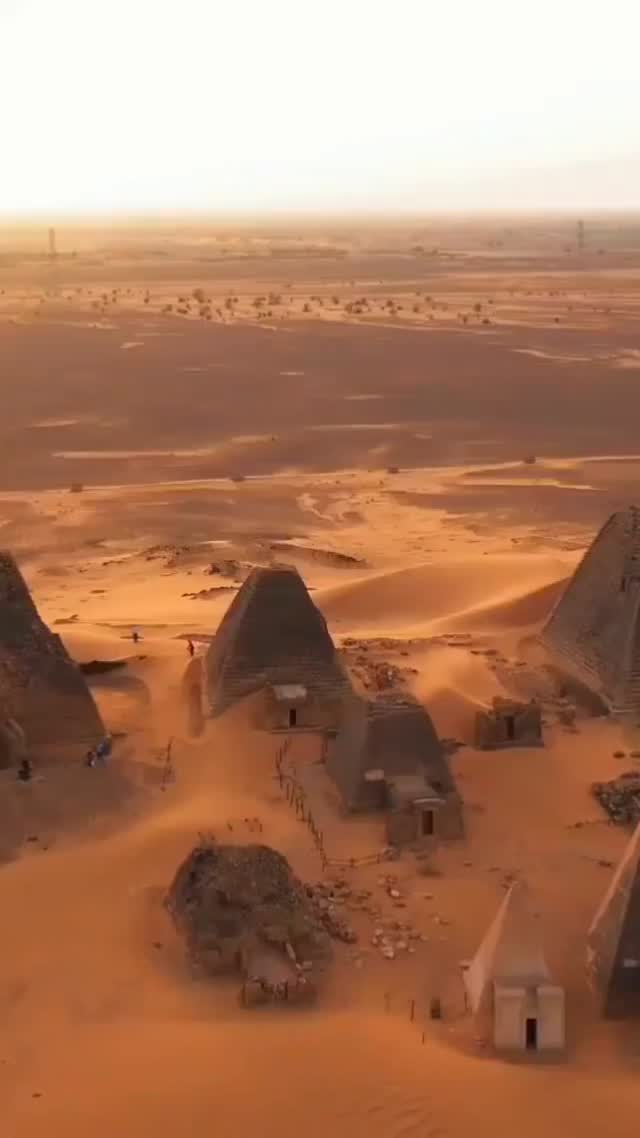 Sudán tiene más pirámides que cualquier país del mundo, incluso más que Egipto 🇪🇬.
.
.
Durante el reinado antiguo se construyeron más de 200 pirámides en Sudán, a diferencia de las 118 pirámides que había en todo Egipto.
.
.
#diseñodeexperiencias #13años #agenciaboutique #pasionporlosviajes #in2travel #travelling