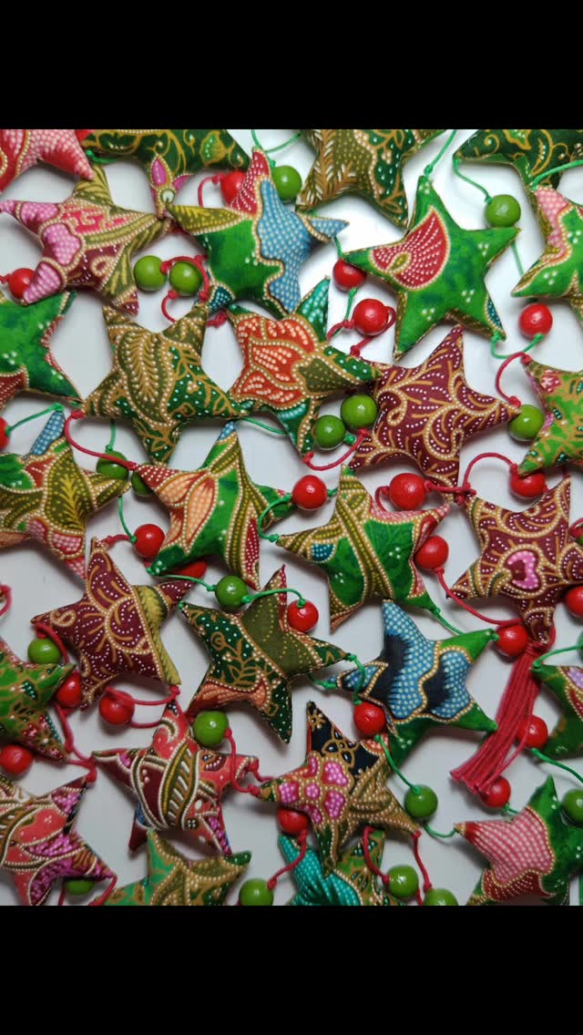 The only souvenirs we got from our recent Vietnam trip. Purchased from @mekong.quilts Hanoi. These Christmas garlands and ornaments are so precious and well made. Me see batik, me like.
#travelvietnam #mekongquilts #batikhandmade