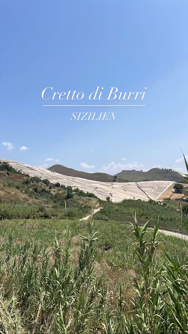 Das Kunstwerk Cretto di Burri wurde zwischen 1984 und 1989 von Alberto Burri auf den Ruinen der alten Stadt Gibellina geschaffen, die 1968 durch ein Erdbeben vollständig zerstört wurde. Die riesige Fläche aus weißem Beton bedeckt die Straßen und Häuser der Stadt wie ein riesiges Leichentuch. Das Kunstwerk ist ein bleibendes Mahnmal an das zerstörerische Ereignis. 2015, nach Burris Tod, wurde das Werk nach einer Unterbrechung vollendet.