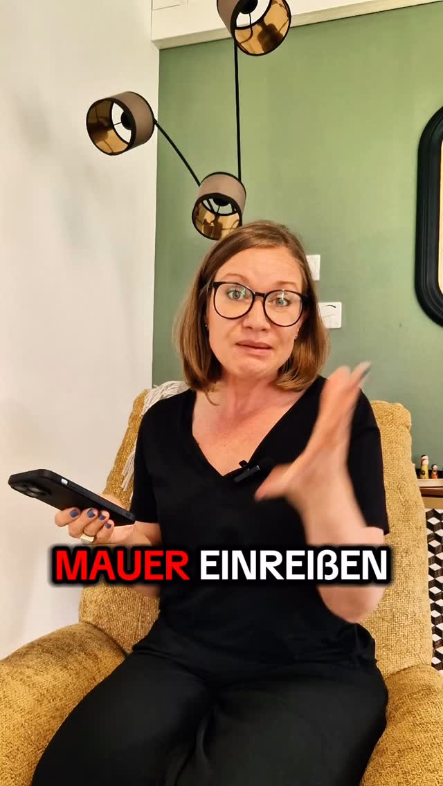 💭 Du und dein Partner redet nicht mehr wirklich miteinander? Es fühlt sich an, als ob eine unsichtbare Mauer zwischen euch steht? Keine Sorge – diese Mauer kann eingerissen werden! Hier ist ein erster Schritt, um die Kommunikation wieder in Gang zu bringen:
💡 4 Tipps, um die Mauer in deiner Beziehung zu durchbrechen:
1️⃣ Suche das Positive: Finde bewusst etwas Schönes an deinem Partner und sage es ihm.
Beispiel: „Ich liebe es, wie du immer versuchst, Lösungen für uns zu finden.“
2️⃣ Starte das Gespräch: Warte nicht darauf, dass dein Partner den ersten Schritt macht. Beginne mit etwas Positivem.
3️⃣ Ehrliches Interesse: Stelle Fragen, die zeigen, dass du wirklich wissen willst, wie es ihm geht, und höre aktiv zu.
4️⃣ Sei geduldig: Eine Mauer einzureißen braucht Zeit – aber jeder kleine Schritt zählt!
💖 Speicher dieses Reel, um dich daran zu erinnern, die Mauern in deiner Beziehung einzureißen, und teile es mit jemandem, der gerade ähnliche Herausforderungen hat! #BeziehungsTipps #KommunikationInDerBeziehung #MauerEinreißen #Paartherapie