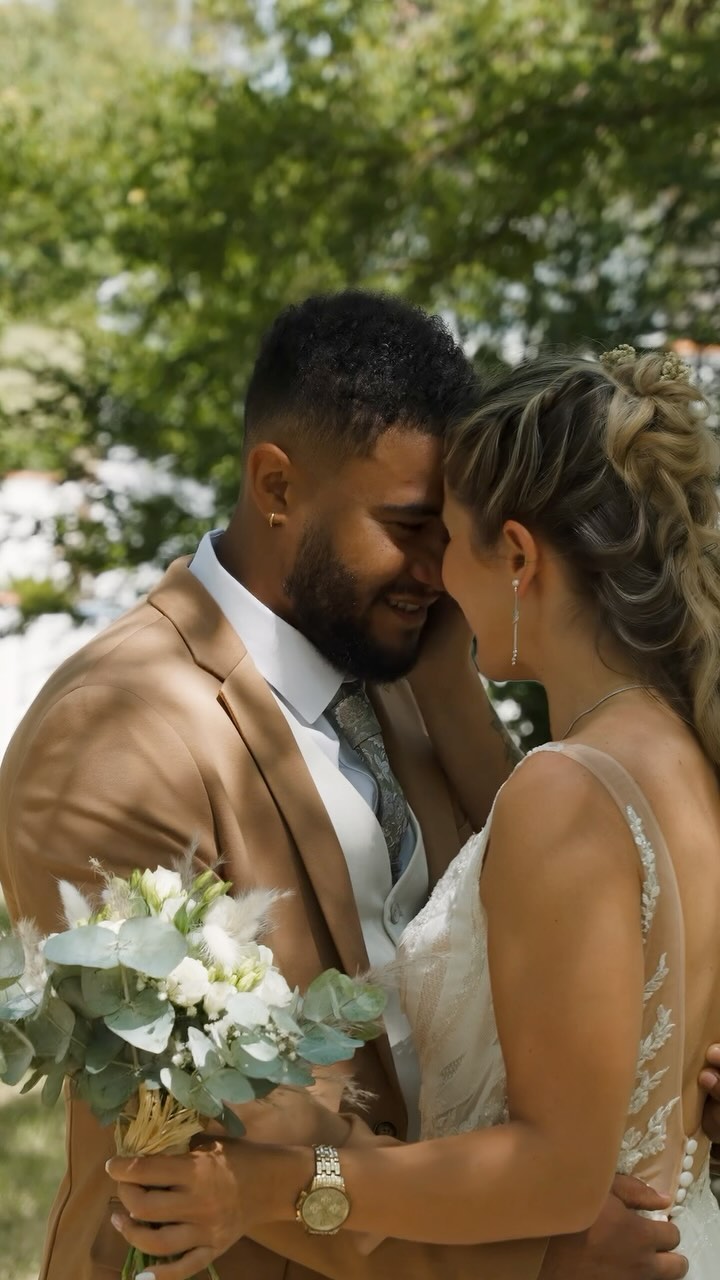 Parfois, de simples mots prononcés l’un pour l’autre peuvent me permettre de cristalliser le temps, un sentiment, une idée. Ici, c’est bien évidemment l’Amour, ça crève les yeux !
Je dois le dire, j’ai rarement vu des mariés qui se vouent un amour aussi fort que Marine & Chris.
Au delà d’avoir été des clients très beaux et amoureux, ces deux là ont été d’une incroyable chaleur humaine. Des personnes remarquables et qui ont su m’accueillir dans les meilleures conditions, si loin de chez moi…
Et pour ça, je vous remercie !
#wedding #weddingdress
#weddinginspiration #mariage #mariagedeprincesse
#robedemariee #weddingday #inspirationmariage #futuremariee
#weddingvideo