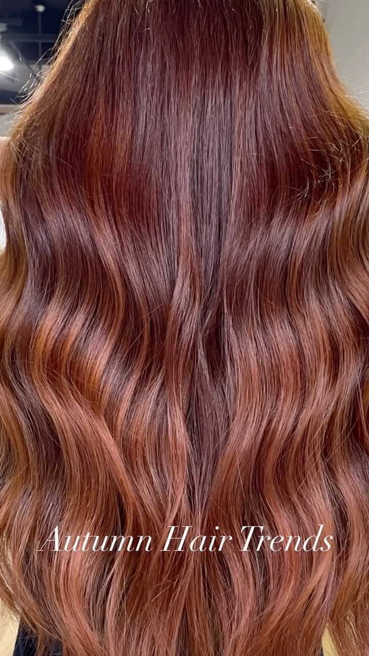 Embracing the beauty of autumn with stunning hair trends! This season, it’s all about those rich coppers, warm browns, and golden highlights that reflect the vibrant fall foliage. Whether you’re going for a cozy chestnut or a fiery copper, these warm tones will keep your hair as radiant as the autumn leaves!
@hbcollectivesalon
@alfaparfmilanopro_usa
@redken
@kerastase_official
#AutumnHair #FallColors #WarmTones #nikkimdominguez #brentwoodhairstylist #lowmaintenancehair #brentwoodca #brentwoodsalon #livedinhair #blonding #brownhaircolor #richhair #autumnhair #hbcollectivesalon
