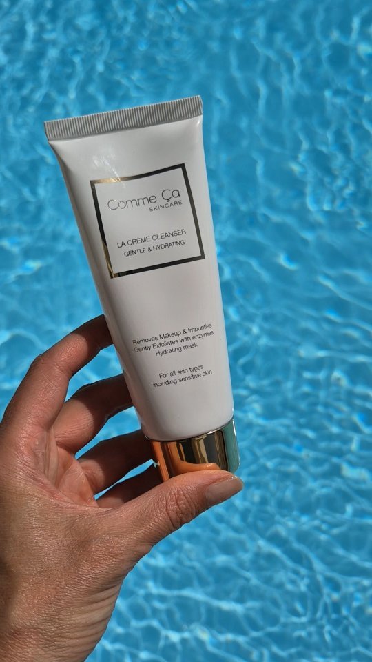 The best cleanser to remove SPF, makeup an dirt 💦
•
•
#commeçaskincare #naturalskincare #veganskincare #consciousskincare #cleanser #LaCremeCleanser