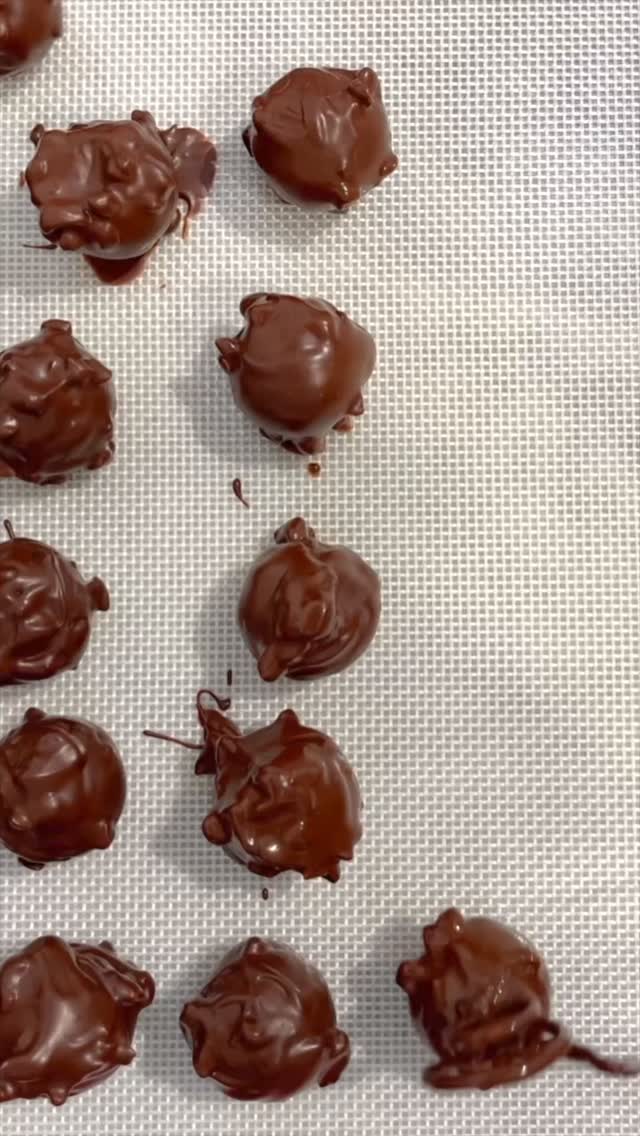 Slowly becoming people’s favourite ❤️ 🤎
Our handcrafted hazelnut praline rochers available in milk and dark (vegan option)
Available on our website 🍫
chocolate #artisanchocolate #handmade #finefood #craftchocolate #artisanchocolate #chocolovers #choco #rocherscoco #hazelnutcrunch #yum #veganfoodie #veganchocolateoption