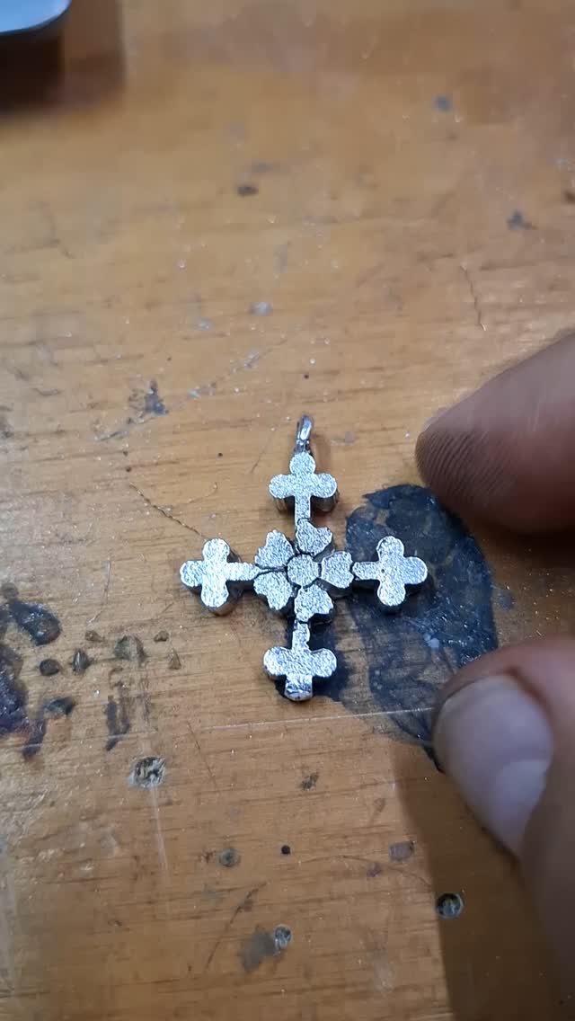 Finished / Terminado.
#joyeriamexicana #joyeria #dijes #dijes #dije #joyeriaartesanal #viral #joyeriaartesanal #cruz