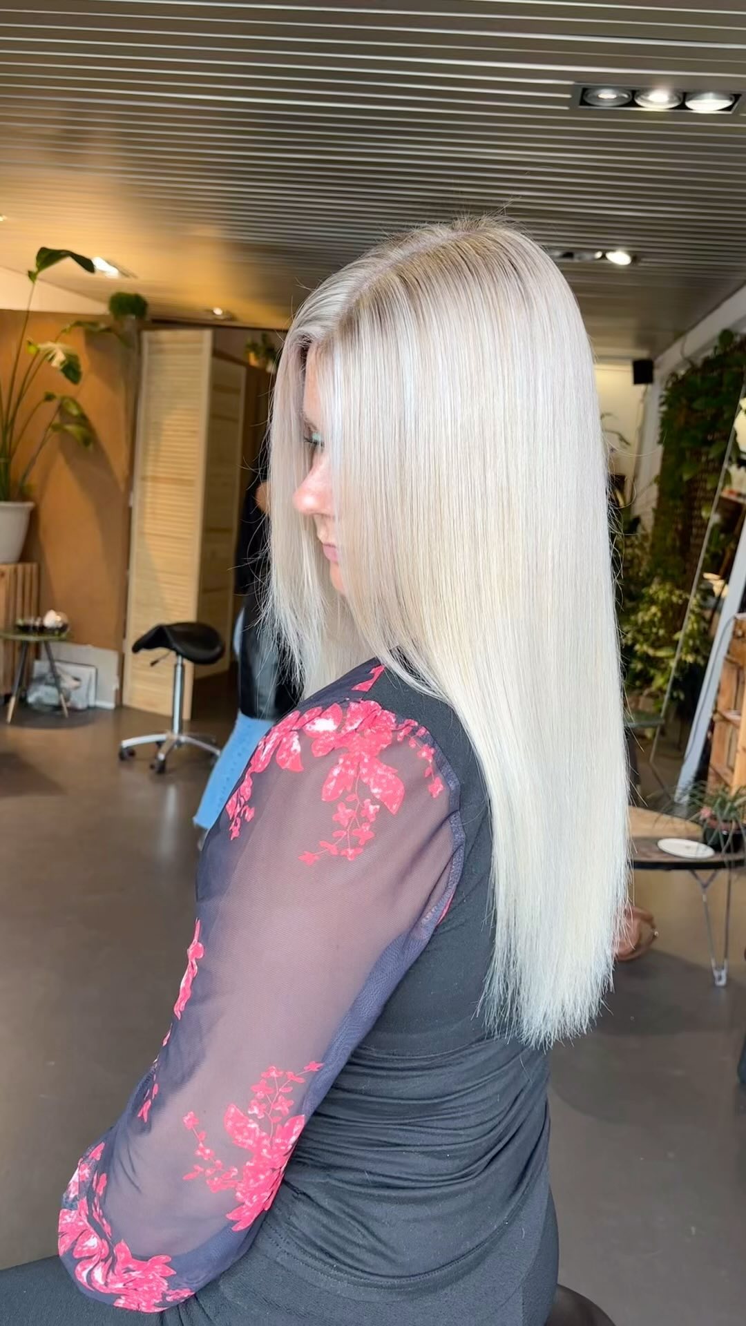 Seamless babylights for beautiful @melaniederuiterdd ✨
Wij zijn dé experts in kleur technieken zoals babylights, highlights, balayages en haar- & hoofdhuidverbetering. Allemaal met de kracht van organische producten🌱
Maak vandaag nog een afspraak via whatsapp, dm of online, link in bio!🌿
#ecosalon #bestsalonnearme #japaneseheadspa #balayageexpert #scalpcare #OrganicBeauty #Haarverzorging #KleurSpecialisten #EOrganicSalon