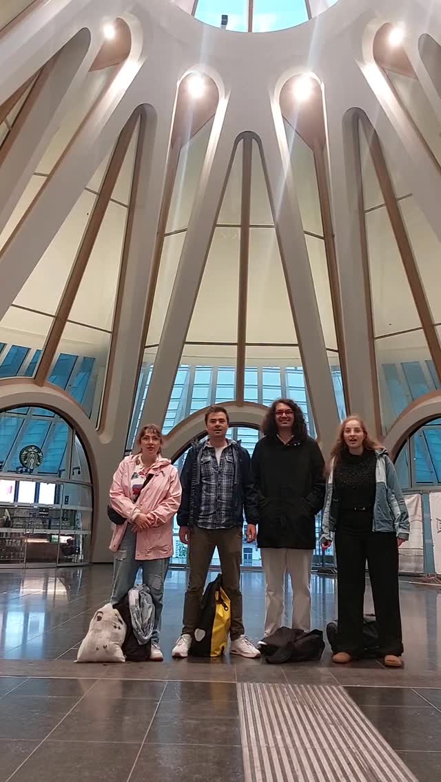 🕺🐪🐪🐪🐪
4 chanteur.euses + une acoustique + l'envie de chanter les dromadaires de Don Pedro D'Alfaroubeira du compositeur belge Jean Absil = ce réel pour vous 💙✨️🎵
Merci @coenjaertsmarielaure pour la vidéo 😊🙏🥰
Bravo @calatravaofficial pour cette magnifique réalisation architecturale !
#infrabel #sncb #calatrava
#chant #QuatuorVocal #music
#joie #acapella #chambermusic #ensemble #dromadaire #donpedro #dalfaroubeira #kiffance