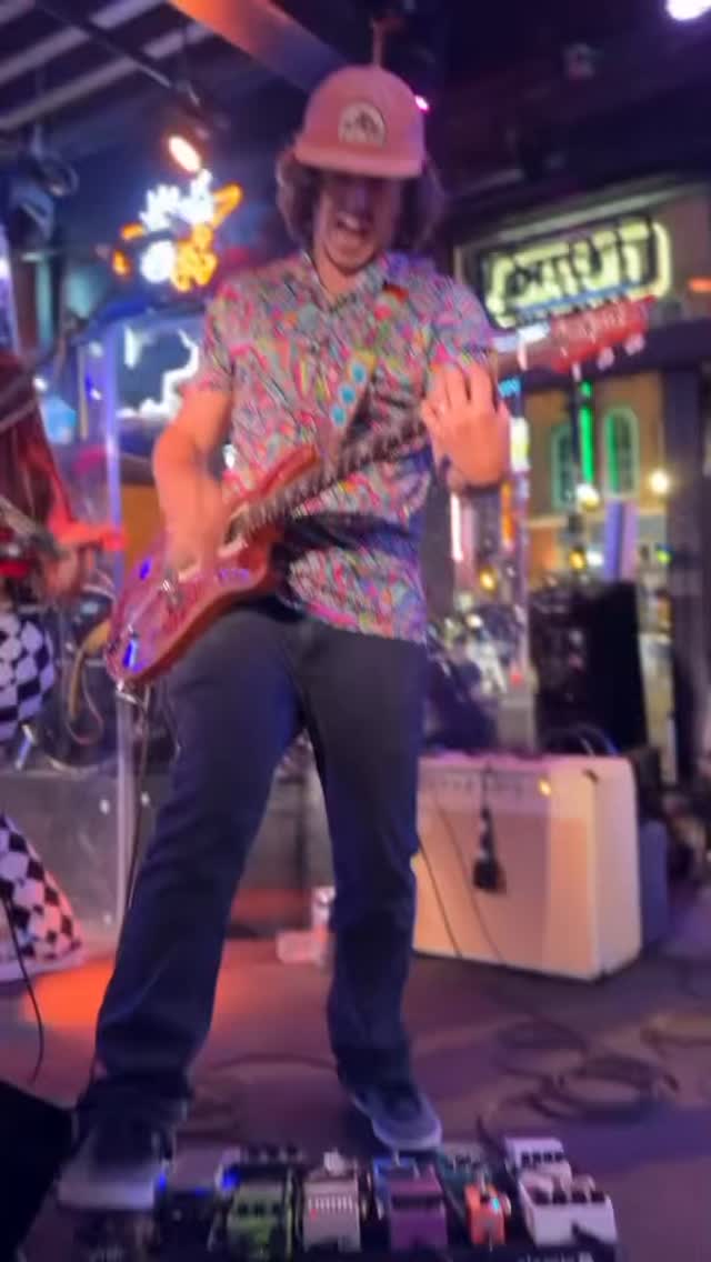 Come out and rock out with us at Honky Tonk Central tonight @ 10pm!!
🐂 🎊
Shoutout @ii.jubaa.ii for the video!
#worthyofdawn #nashville #broadwaynashville #livemusic