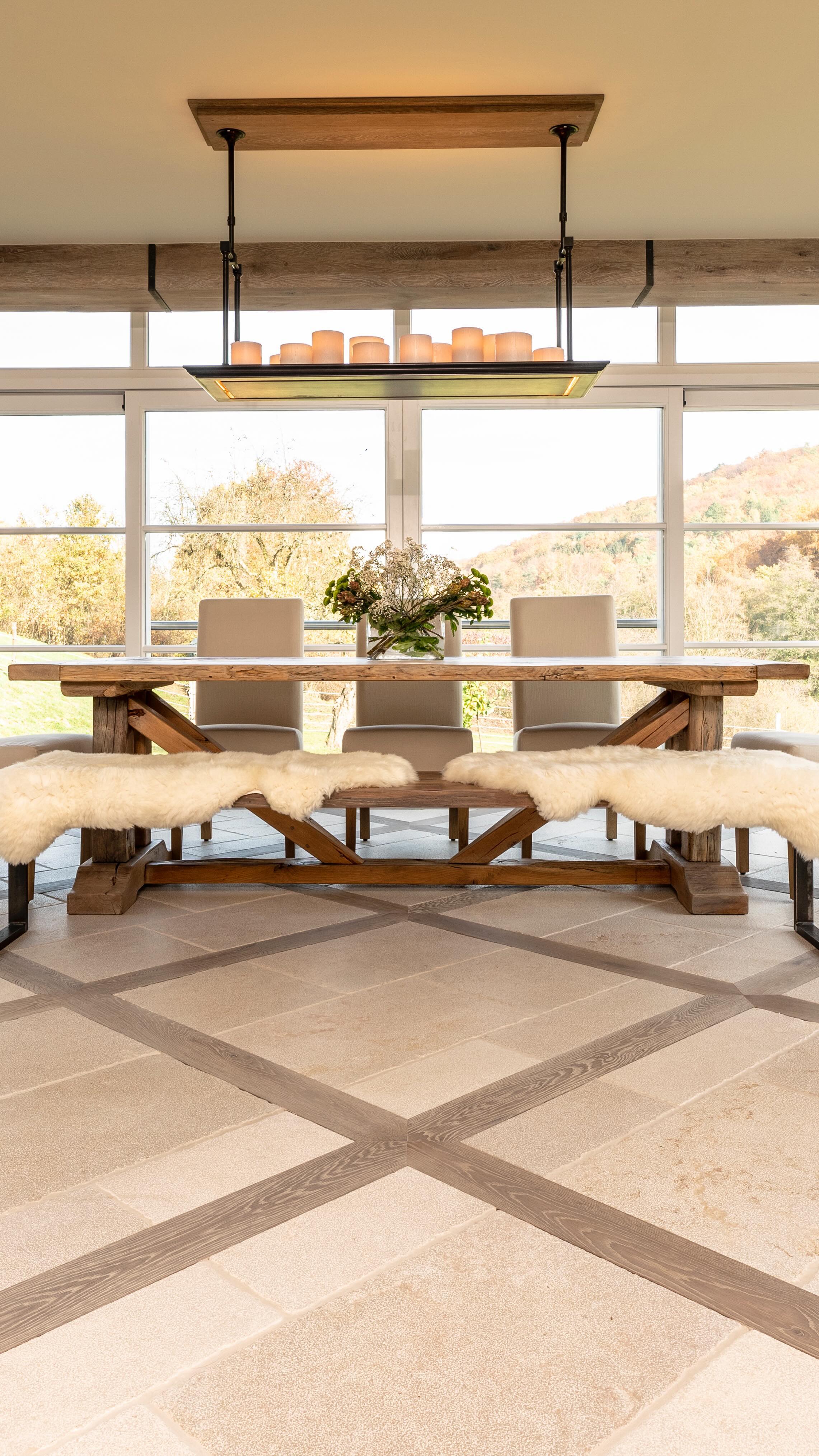 So this is the dining room…. in my farmhouse project south of Frankfurt. It was imperative to make the room feel as if it was still outside. I completely restored this Fachwerk Ensemble von 1835 so that it was durable and comfortable coming in from the outdoors, relaxing inside.
#dinigroom #diningroomdecor #wintergarten #interiordesign #architecture #designinspo #design #design #style #Landhaus #equestrianluxury #pferdelifestyle #lifestyle #interiorarchitecture #fachwerk #equestrian #berlux_media