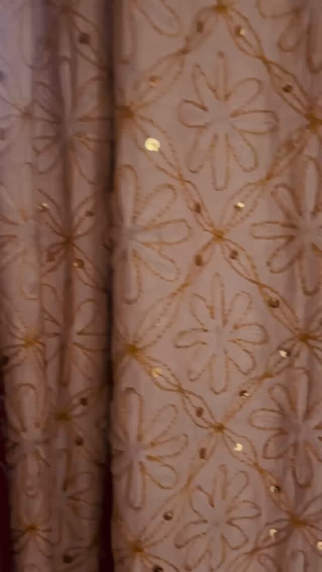 Siwar Q’inti 💐
This past weekend, the third group stepped onto the Hummingbird path – and what a tender, powerful meeting it was.
The hummingbird arrived on quiet wings,
reminding us that joy is not a destination – it is our true nature.
We laughed, we listened, we wondered. So much heart, so much openness. A space where lightness and depth met – like the flight of the hummingbird between sky and blossom. 🌺
And once again, it became clear:
There is nothing to retrieve.
You are whole – in every breath, in Yaya, in this moment. 💫
Thank you, beautiful souls of Group 3,
for your radiance, your truth, your courage to fly. The hummingbird felt you – and danced with you.
With love from Yaya 💗
#siwarqinti #hummingbird #medicinewheel #sacredjourney #youarewhole #heart #hummingbirdmedicine #greatspirit #love #colibrí #healing #transformation #change