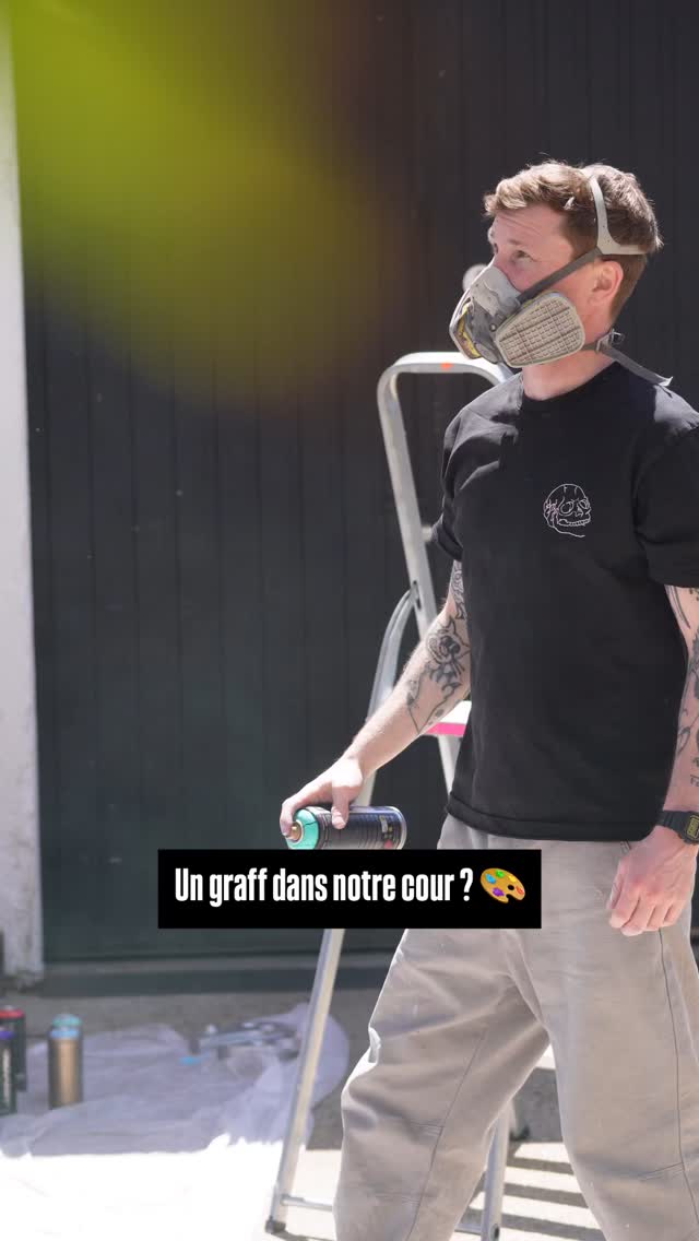 đš Plus de Couleurs pour vos Retraits de MatĂ©riel !
Lâartiste @2quoi est venu rĂ©aliser un graff unique dans notre cour đïžâš
RĂ©sultat : un mur haut en couleurs qui donne du style et de lâidentitĂ© Ă notre espace