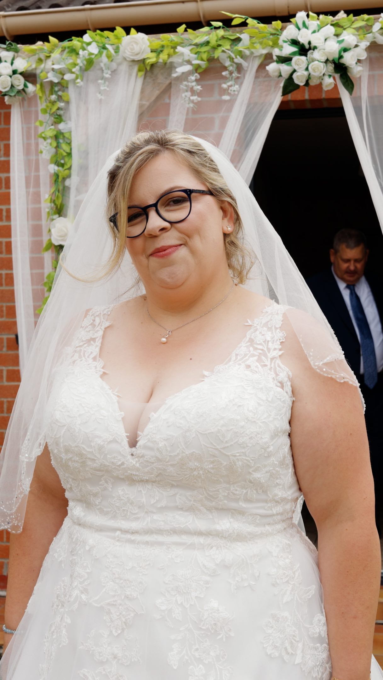 Sophie & Ludovic se sont dit « oui » 💫
Sophie s’est préparée en toute sérénité avec ses proches 👰♀️, tandis que Ludovic partageait des moments complices avec ses amis et ses enfants 🤵♂️
Une journée pleine de rires, d’émotions et de bonheur partagés. Merci à eux pour leur confiance et pour m’avoir permis de capturer ces instants uniques 🎥
@solusial
Wedding planner AS Wedding style sur FB
Photograhe @stylegphotographie
Make-up @les.douceursdines
Coiffure Hair’divine sur fb
Robe @morellemariage
Costume @devianne.mode
#futurmariee #mariage #wedding #weddingdress #weddingday #weddinginspiration