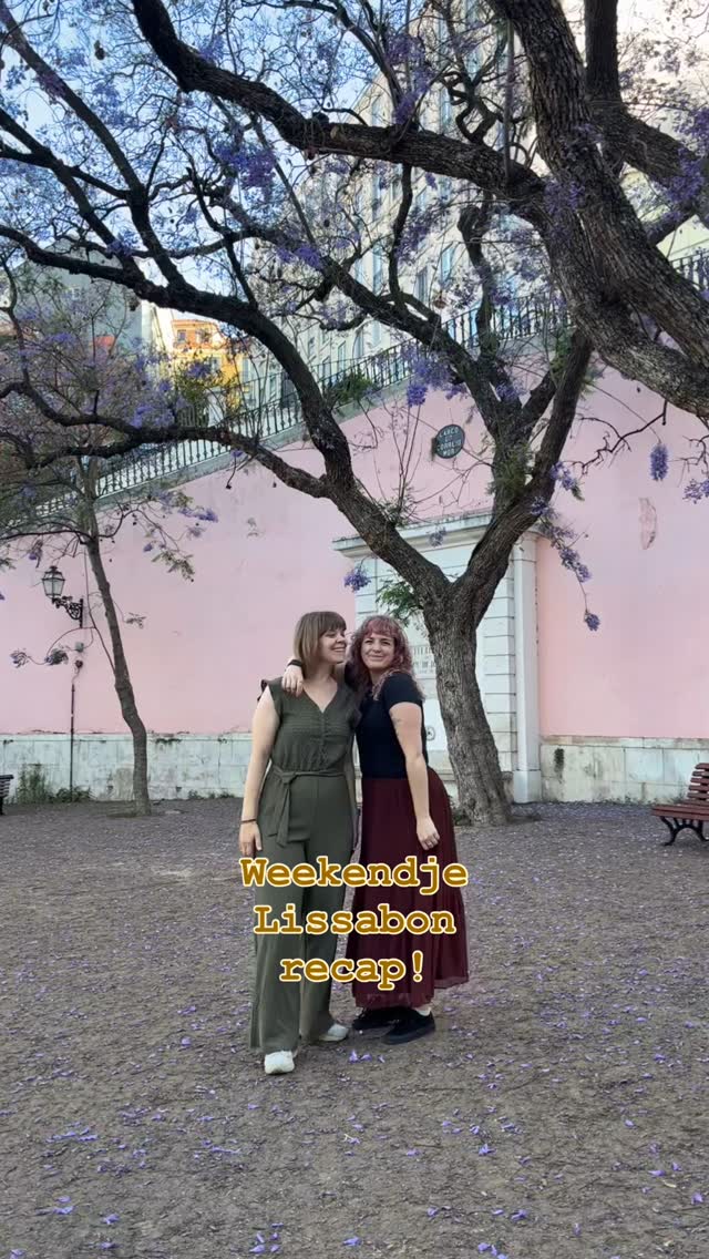 Wil je mij (nog) beter leren kennen? 🤗
Bestudeer deze reel dan voor een aantal van mijn lievelingsdingen! ♥️
Afgelopen weekend mocht ik met mijn lieve collegavriendin @imkesingeling naar een congres in Lissabon 👀
Genoten van het zonnetje, de prachtige stad, het gezelschap, lekker eten (oh het eten 🤤), leuke presentaties op het congres (echt nog wel wat geleerd ook). Minder genoten van de eindeloze trappen 🫣
Vallen jou nog dingen op die je niet van me wist? 😘
#ademwerkdriebergen #nietzweverigweleffectief #lissabon #congres #ogengekkies #persoonlijkepost