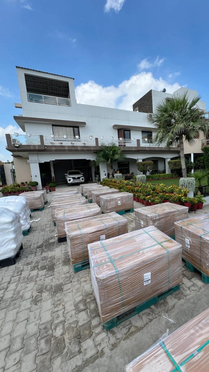 Behind the scenes at Biocarve Seeds! 🌱 Today, we’re loading up a shipping container for one of our export orders. Proud to share that Biocarve is India’s largest flower seed exporter, delivering quality seeds to over 16 countries worldwide. It’s our dedicated team’s hard work that makes it all possible! 🌍🚚 #SeedsofExcellence #ProudlyIndian #GlobalImpact #BiocarveSeeds #Teamwork #FlowerPower