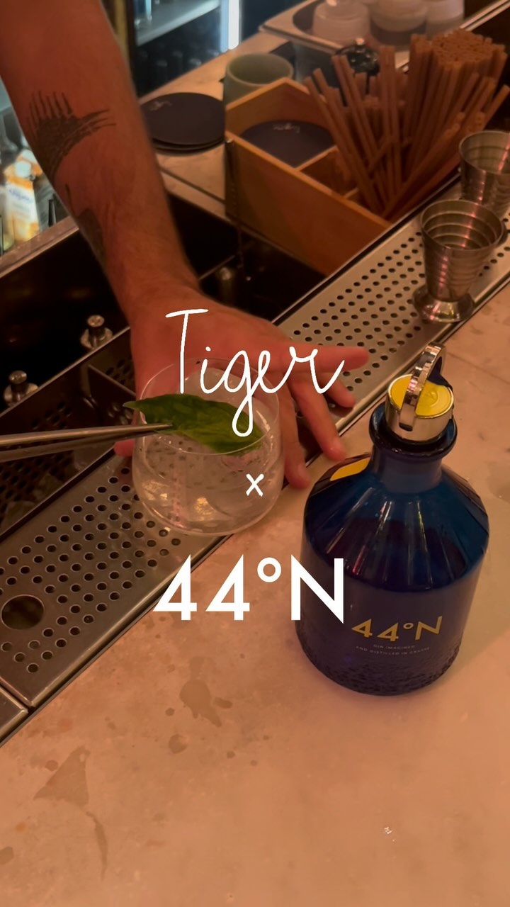 𝗧𝗜𝗚𝗘𝗥 𝗡𝗜𝗚𝗛𝗧𝗦 𝗪𝗜𝗧𝗛 𝟒𝟒°𝐍
On the palate with our cocktails Pomelo De Grasse & our Basil 44.
@44ngin ft. @fevertreefrance premium or Mediterranean
#tigerparis #tiger #barparis #barparisien #cocktails #mixology #parisnightlife #bar #baracocktails #cocktailart #rueprincesse #paris6 #gin #ginlovers #mixologist #cocktailbar #stgermaindespres #parisjetaime #rivegauche #sortiraparis #mixologie #44ngin #gintonic