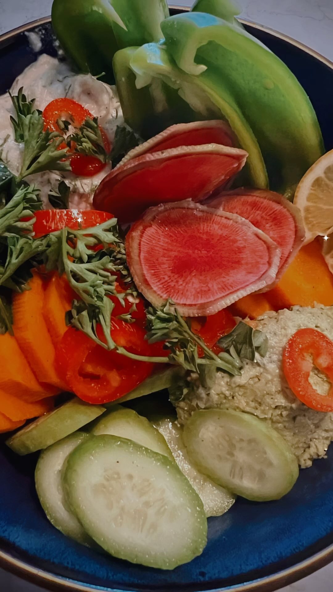 One last love fest from the summer garden.
Packed full of protein edamame hummus, cashew tzatziki, lightly steamed carrots, radish, bell pepper, red jalapeño and spinach…harvested minutes before devouring…
Pitta pacifying without aggravating Vata….
#pitta #pittapacifying #vata #vataiscoming #foodasmedicine #ayurveda #ayurvedichealing