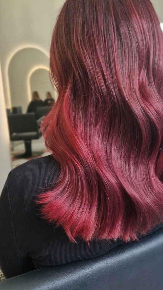 Cherry red 🍒
By @helibow
#helibow#bowhelsinki#parturikampaamobow#oribeobsessed #goldwellnordic#kampaamohelsinki#goldwellcolor#cherryredhair#redhair#finpaka
@goldwellnordic
@oribe