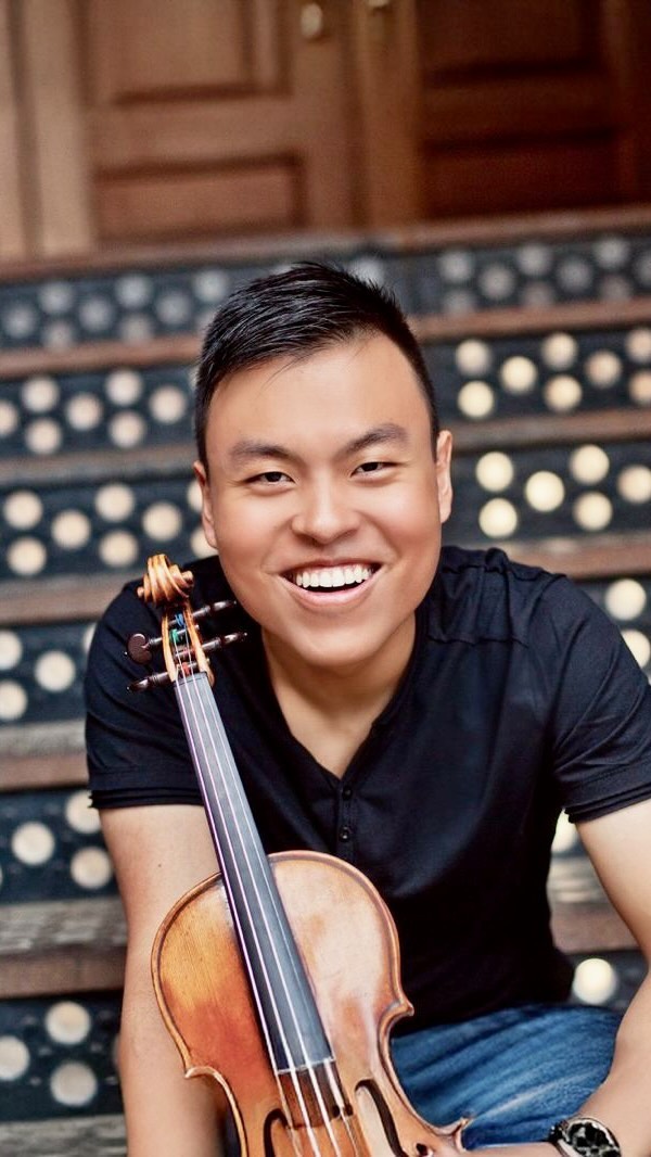 🎻 Der US-amerikanische Violinist und Komponist Luke Hsu (ARAM) ist Preisträger des Queen-Elizabeth-Wettbewerbs in Brüssel und begeisterter Kammermusiker. 🌍 Geboren in Shanghai, aufgewachsen in Houston, lebt er jetzt in seiner Wahlheimat Berlin.
🎶📅 Sichern Sie sich Tickets (nur 50 Plätze) für den 23.11.2024 in der Galerie Fabian Lang. Mehr Infos: www.zkmg.ch/de
#violin #violnist #queenelizabethcompetition #music #classicalmusic #chambermusic #livemsuic #concert #zurich #kulturzueri