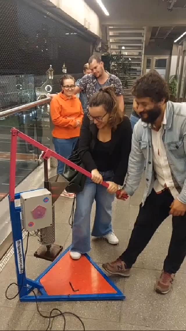 Hoje seguimos com nossa participação no Ateliê Aberto de Tecnologias e Artes do @sescavpaulista a partir das 19h30!
Na semana passada, fizemos vários testes com nossa injetora e PLA triturado!
O pessoal que participou teve a oportunidade de colocar a mão na massa com a gente, aprender sobre todo o processo dessa transformação do plástico e levar seus próprios objetos para casa!
Lembrando aqui que o PLA é um termoplástico biodegradável de origem natural e de fontes renováveis, como amido de milho e cana de açúcar.
É a matéria-prima utilizada nas impressões 3D e há muita sobra de resíduo dos filamentos, além de peças que dão errado e tem como destinação atual o lixo.
A #maravilixo juntamente com o #sescpaulista está mergulhando nos testes para a reciclagem do PLA para que possamos dar uma nova destinação a esse tanto de material que hoje é descartado, aumentando a vida útil dele e fechando o ciclo! ♻️
Nos stories compartilhamos alguns objetos que os participantes produziram!!
Seguiremos hoje com novos testes na prensa térmica, que permite a produção de placas e de pequenas formas, que podem virar brincos, colares e chaveiros, a partir de moldes. Além de continuarmos com as experimentações na injetora!
Venham participar hoje nessa noite fria de SP! 🥶
- Horário: das 19h30 às 21h30
- Local: Av Paulista, 114 - 4º andar (Tecnologias e Artes)
Vagas limitadas com retirada de ingresso 30 minutos antes, no local.
Tragam casacos, muita curiosidade e disposição para colocar a mão na massa com a gente!
Obs: no vídeo, estamos sem luvas protetoras, pois os moldes ainda não estavam quentes quando gravamos! Porém enfatizamos a importância do uso de EPIs para evitar qualquer incidente durante a manipulação desse maquinário! 😉